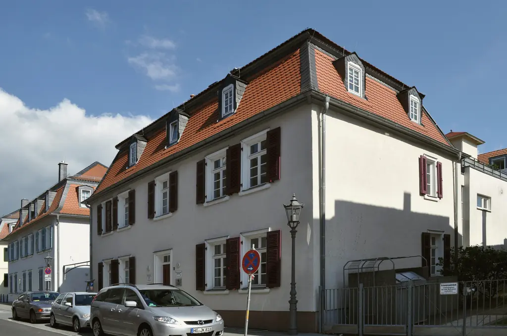 Historisches Wohnhaus mit Mansarddach und roten Fensterläden in der Dorotheenstraße in Bad Homburg vor der Höhe.
