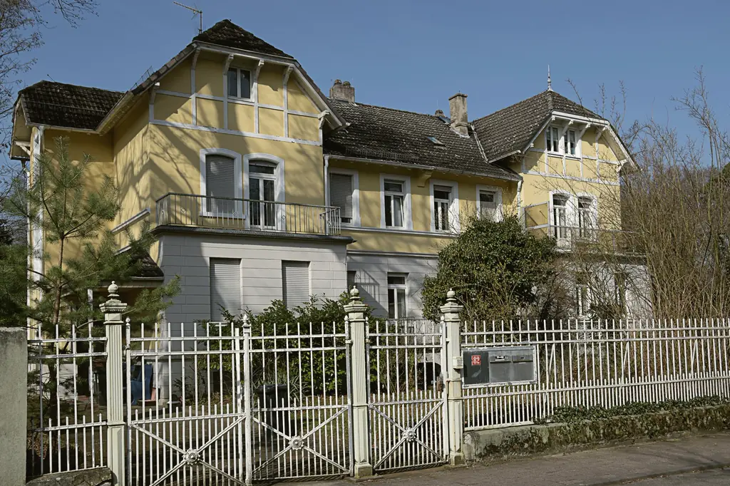 Gelbe Villa mit weißem Zierzaun im Wohngebiet Am Elfengrund in Darmstadt-Eberstadt.