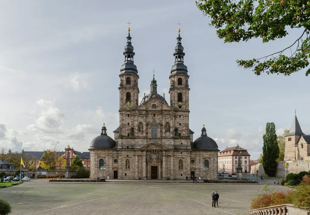 Der barocke Fuldaer Dom St. Salvator mit Domplatz in Fulda.