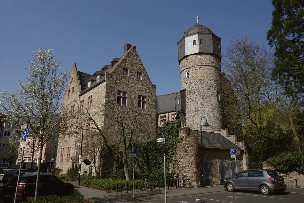 Das Alte Schloss mit Rundturm am Brandplatz in Gießen im Frühling.