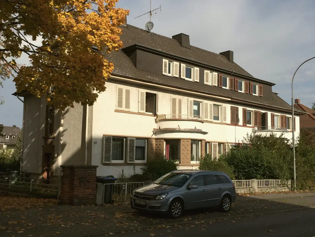 Mehrfamilienhaus mit Fensterläden und Herbstlaub im Aulweg in Gießen.