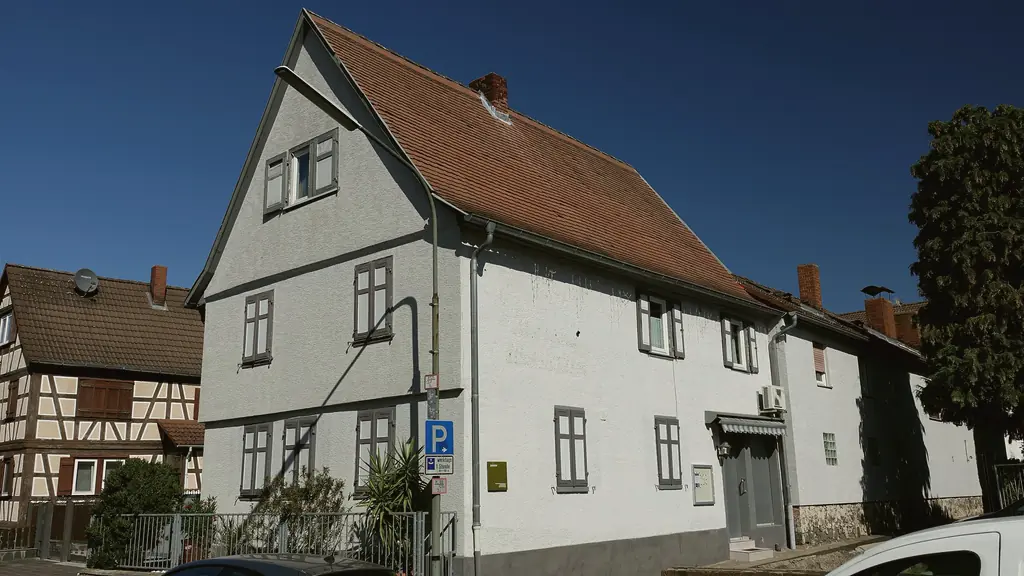 Historisches Wohnhaus neben einem Fachwerkhaus in der Alten Rathausstraße in Hanau-Mittelbuchen.