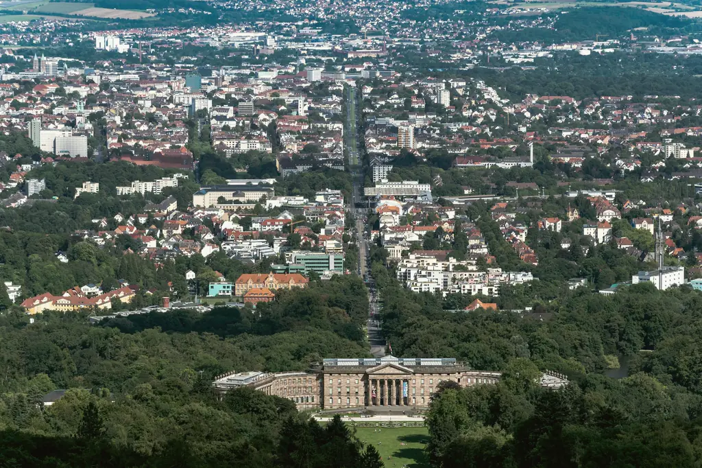 Blick vom Bergpark Wilhelmshöhe über Schloss Wilhelmshöhe und die Wilhelmshöher Allee auf Kassel.