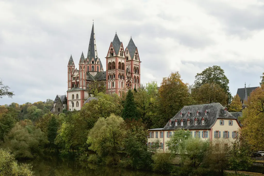Der Limburger Dom auf dem Felsen über der Lahn in Limburg an der Lahn im Herbst.