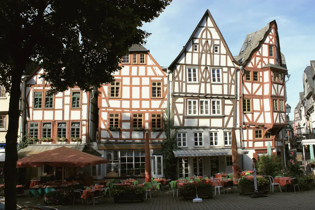 Fachwerkhäuser am Bischofsplatz in der Altstadt von Limburg an der Lahn.