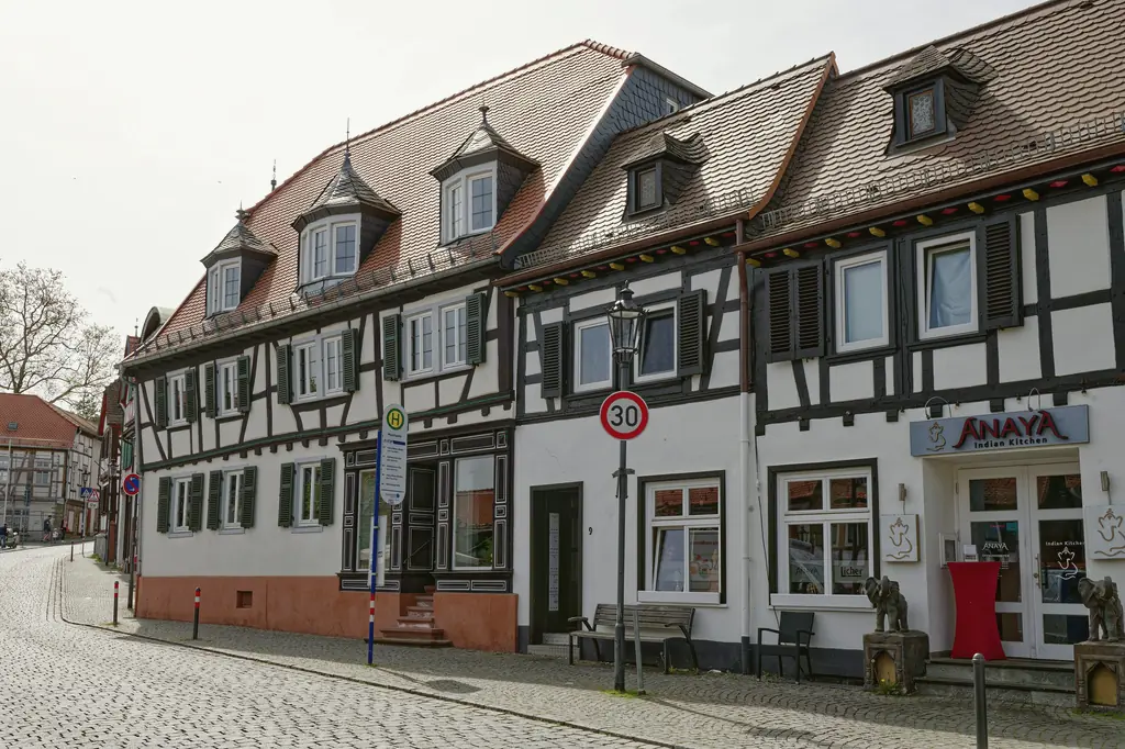 Fachwerkhäuser mit Gauben am Marktplatz in der Altstadt von Oberursel (Taunus).