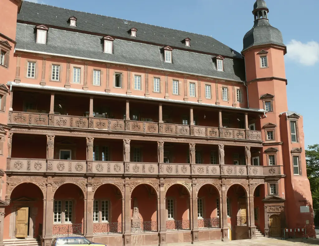 Die Renaissance-Arkaden des Isenburger Schlosses in Offenbach am Main unter blauem Himmel.