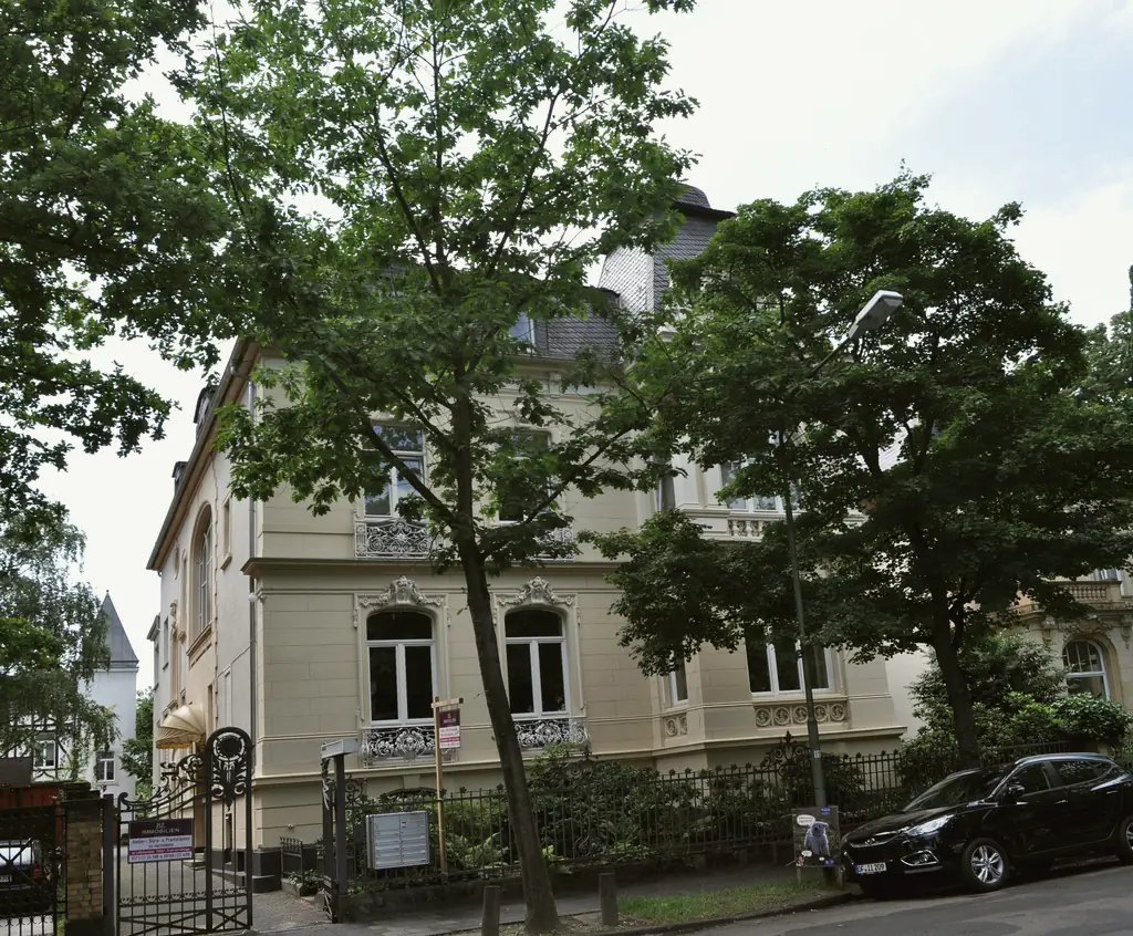 Gründerzeitvilla mit Vorgarten und altem Baumbestand in der Tulpenhofstraße in Offenbach am Main.