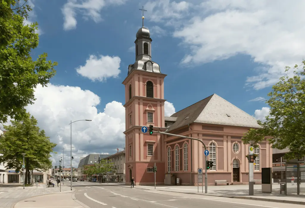 Die barocke evangelische Stadtkirche mit rotem Turm an der Marktstraße in Rüsselsheim am Main.
