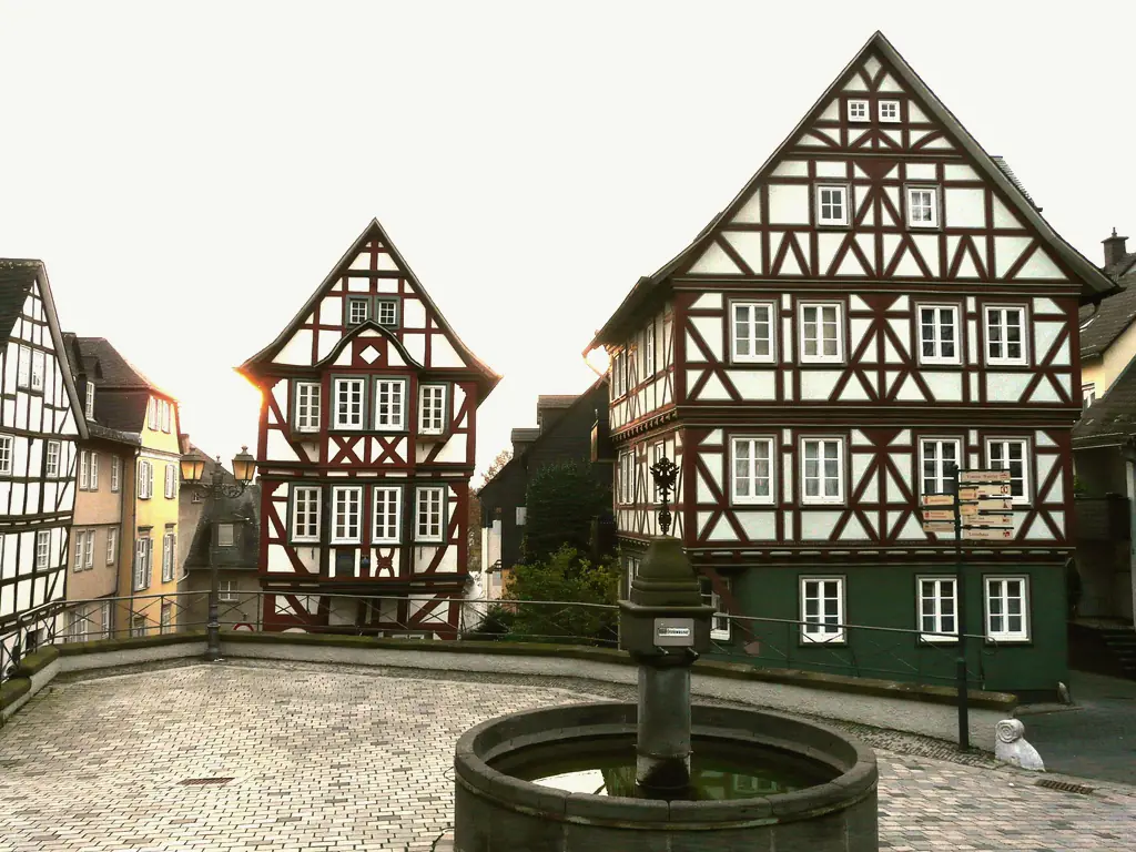 Fachwerkhäuser und Brunnen am Kornmarkt in der Altstadt von Wetzlar.
