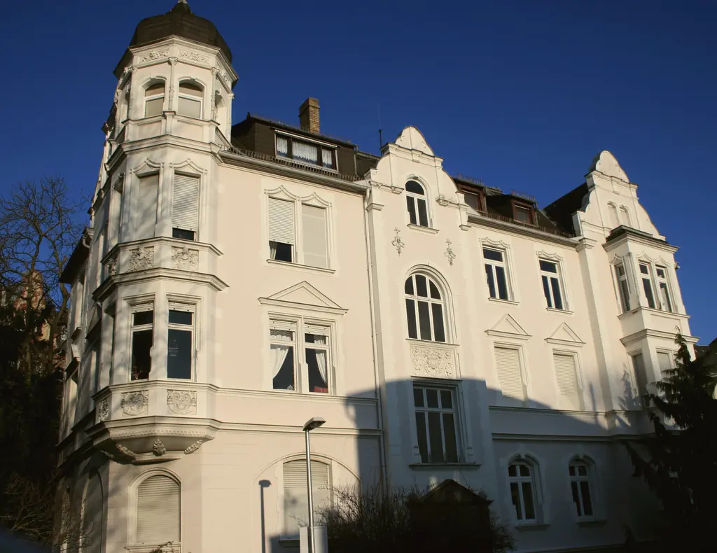 Stuckverziertes Gründerzeit-Wohnhaus mit Eckturm in der Querfeldstraße in Wiesbaden.